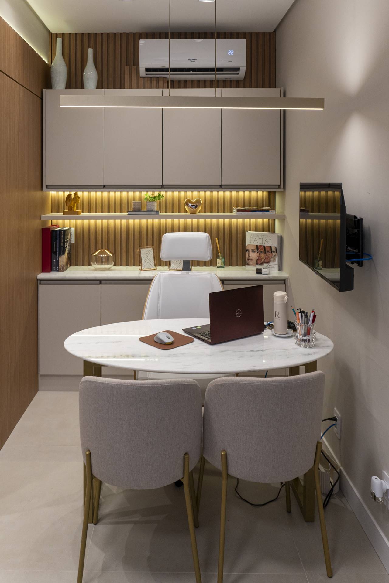 Ambiente interno acolhedor e moderno do consultório da Revera Clinic na Barra da Tijuca, com iluminação suave, móveis planejados e decoração que transmite conforto e sofisticação.