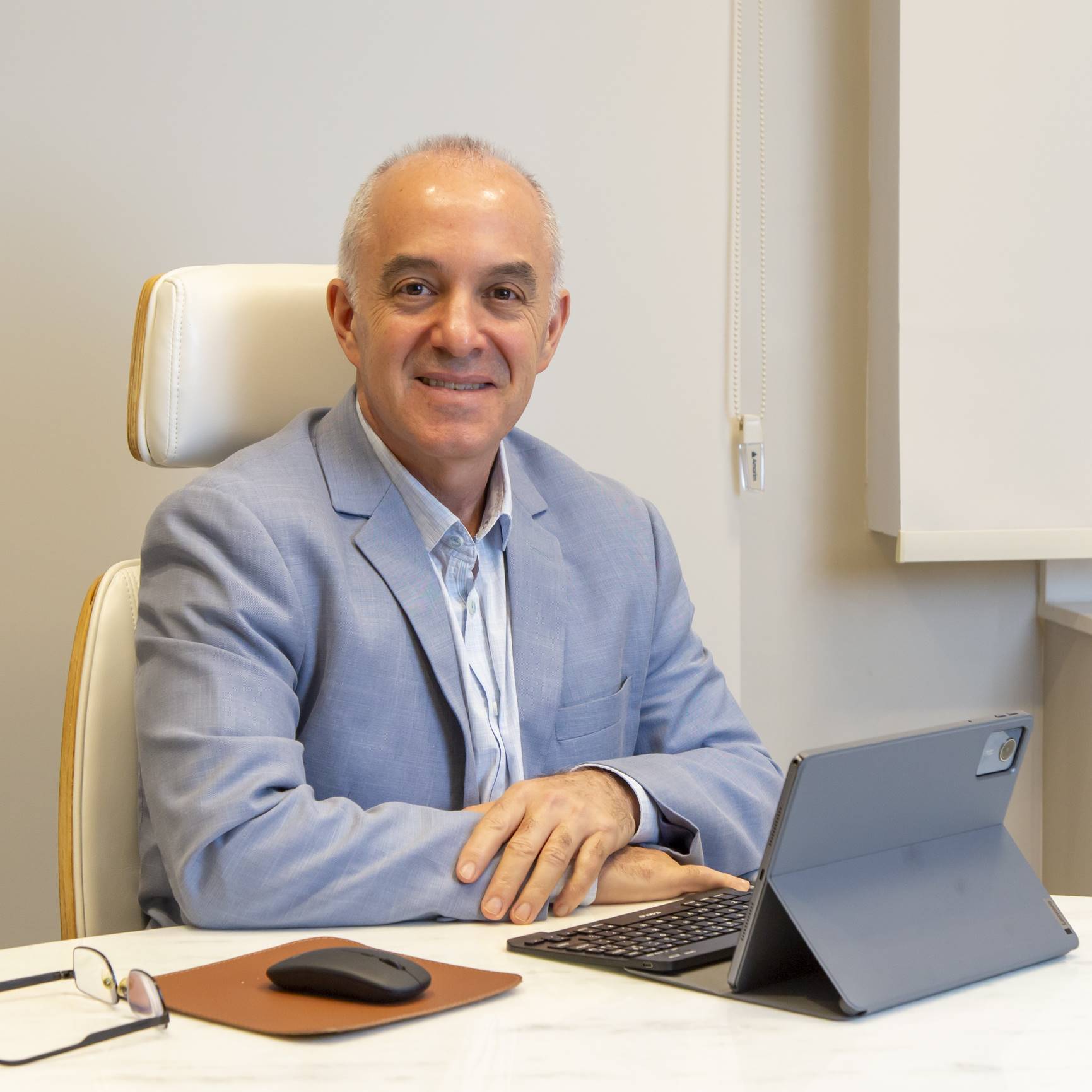 Dr. Luiz Alberto Danon, médico cirurgião especialista em cirurgia bariátrica e nutrologia, durante atendimento humanizado a um paciente na Revera Clinic.