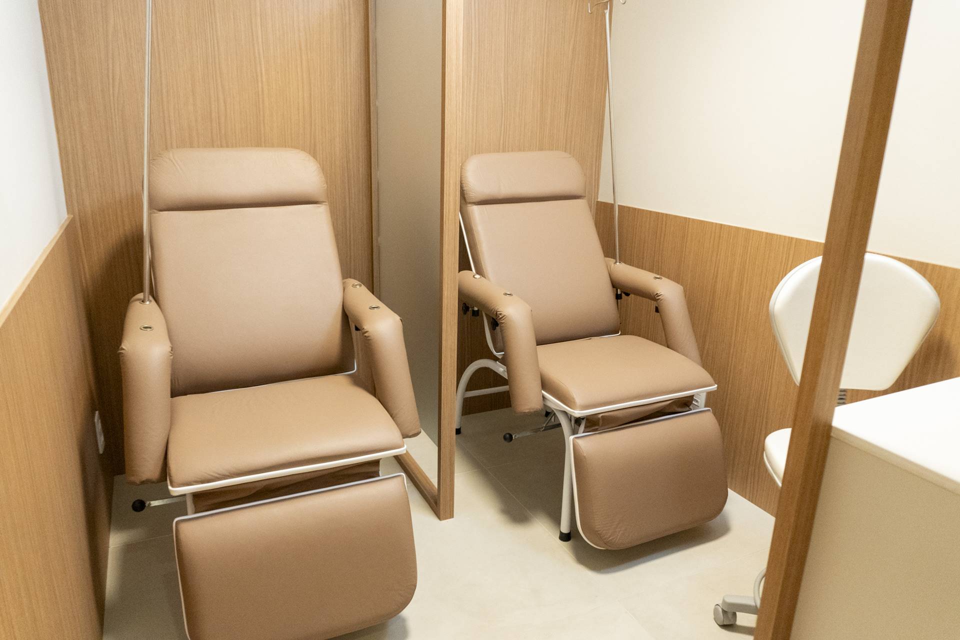 Poltronas em sala de terapia injetável