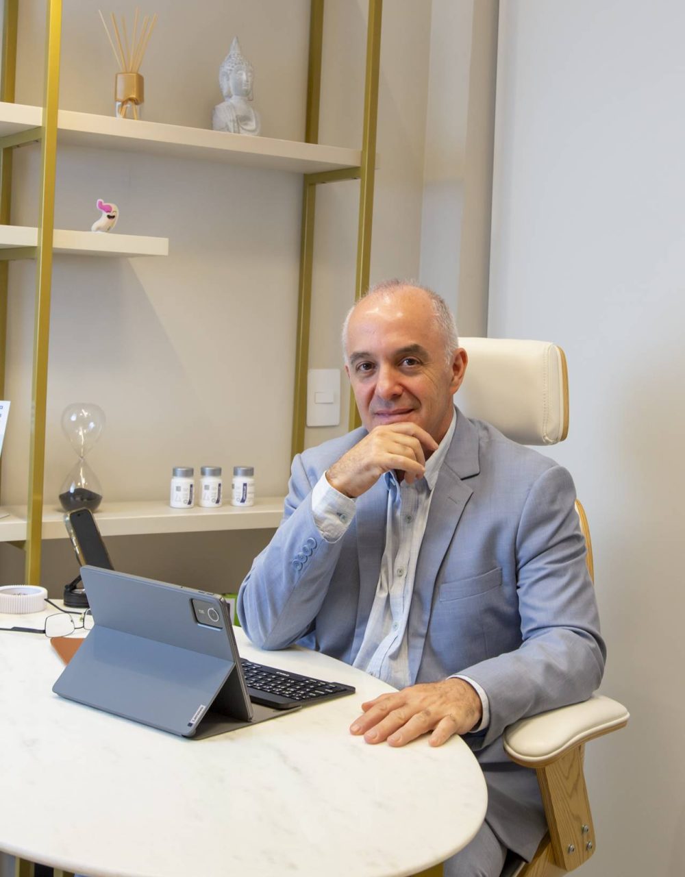 Dr. Luiz Alberto Danon, médico cirurgião especialista em cirurgia bariátrica e nutrologia, durante atendimento humanizado a um paciente na Revera Clinic.