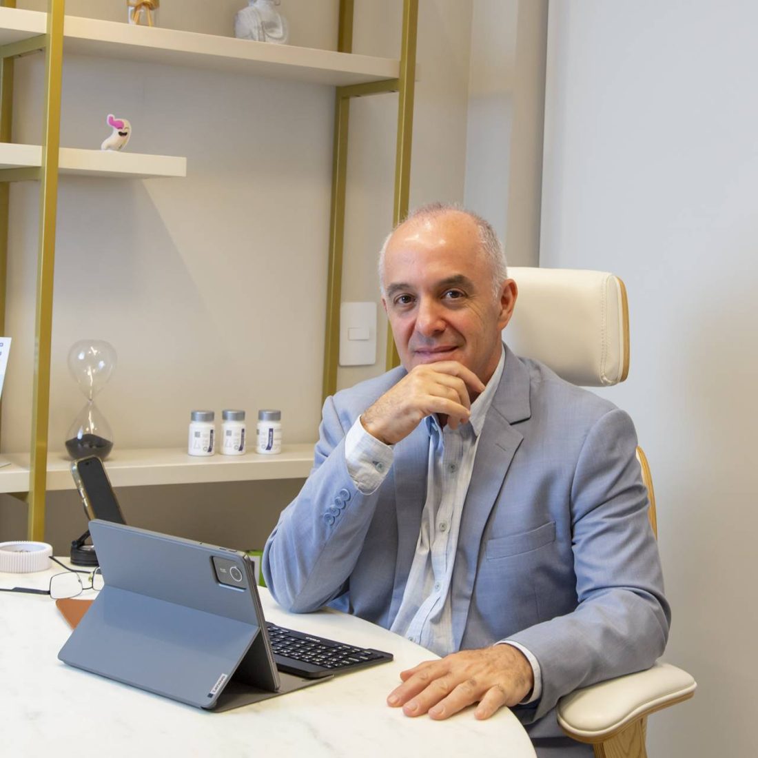 Dr. Luiz Alberto Danon, médico cirurgião especialista em cirurgia bariátrica e nutrologia, durante atendimento humanizado a um paciente na Revera Clinic.